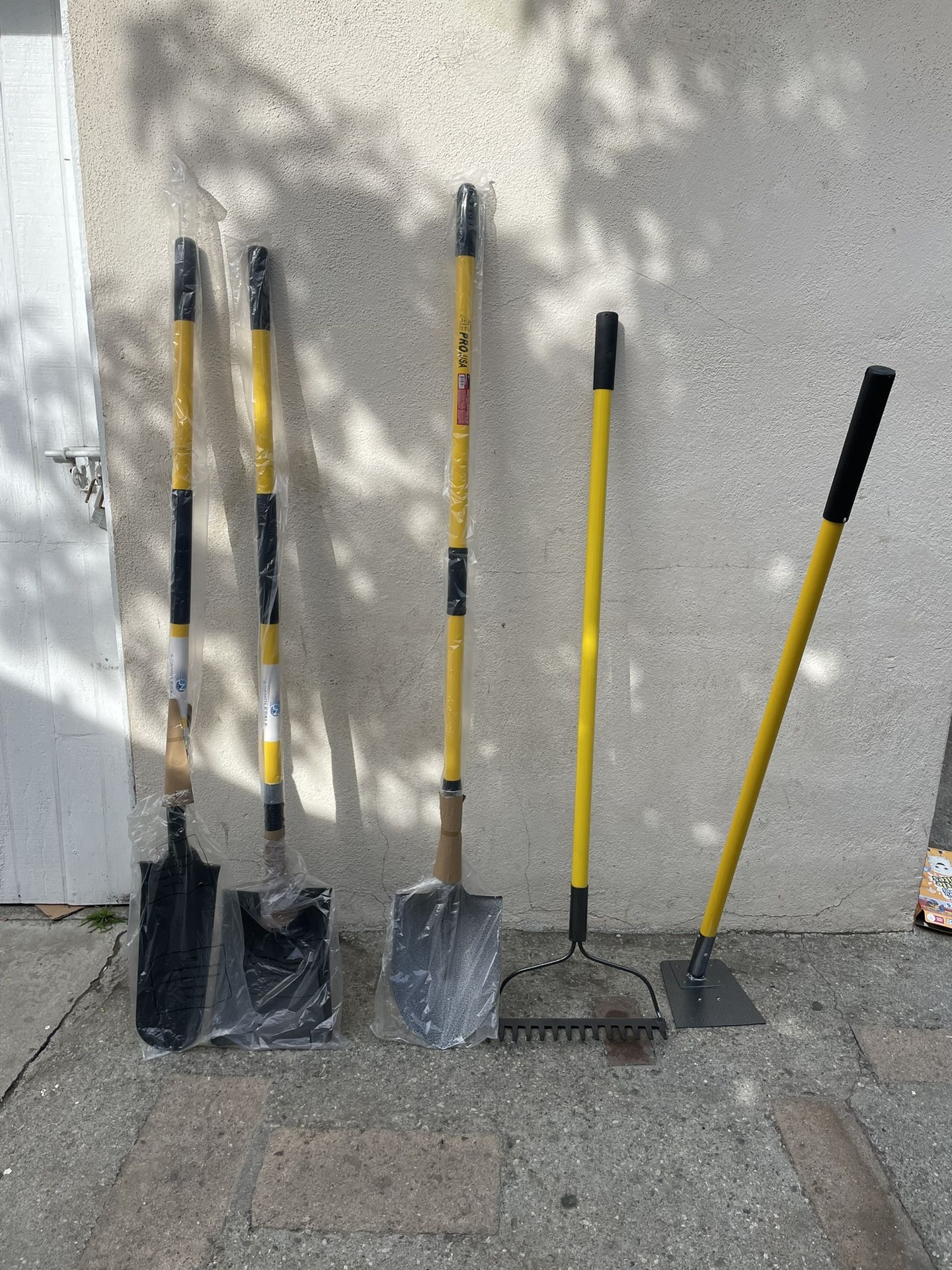 Rake Y Azadón Y Shove