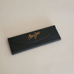 Maui Jim Sunglasses Case Black Tri-Fold Triangle Shaped 728.

Pre-owned, very good shape, please see photos for details. Would fit 
medium size glasse