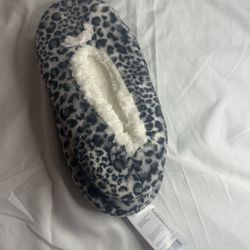 Women’s fuzzy slippers 