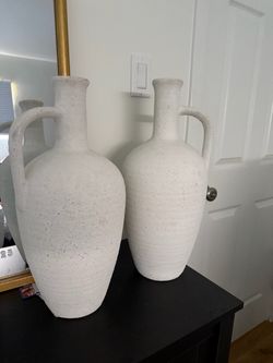 Set of 2 White Textured Ceramic Vases