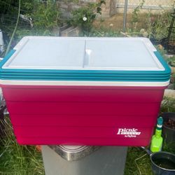 Igloo Picnic Basket Cooler Price 13$.  Pick Up.  E.  72.and. Grandview. E. Tacoma 