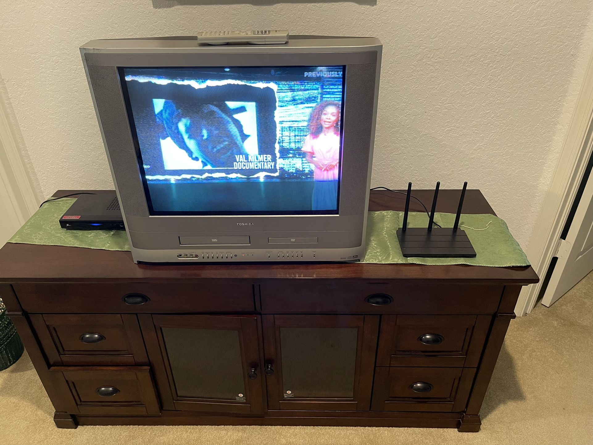 TOSHIBA 24 inches TV VCR/DVD COMBO With Remote