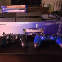 PS4 500 GB, 2 Controllers, 3 Games