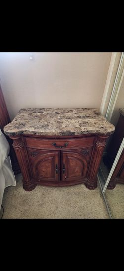 Queen Size Bed With Dresser And Two Nightstands