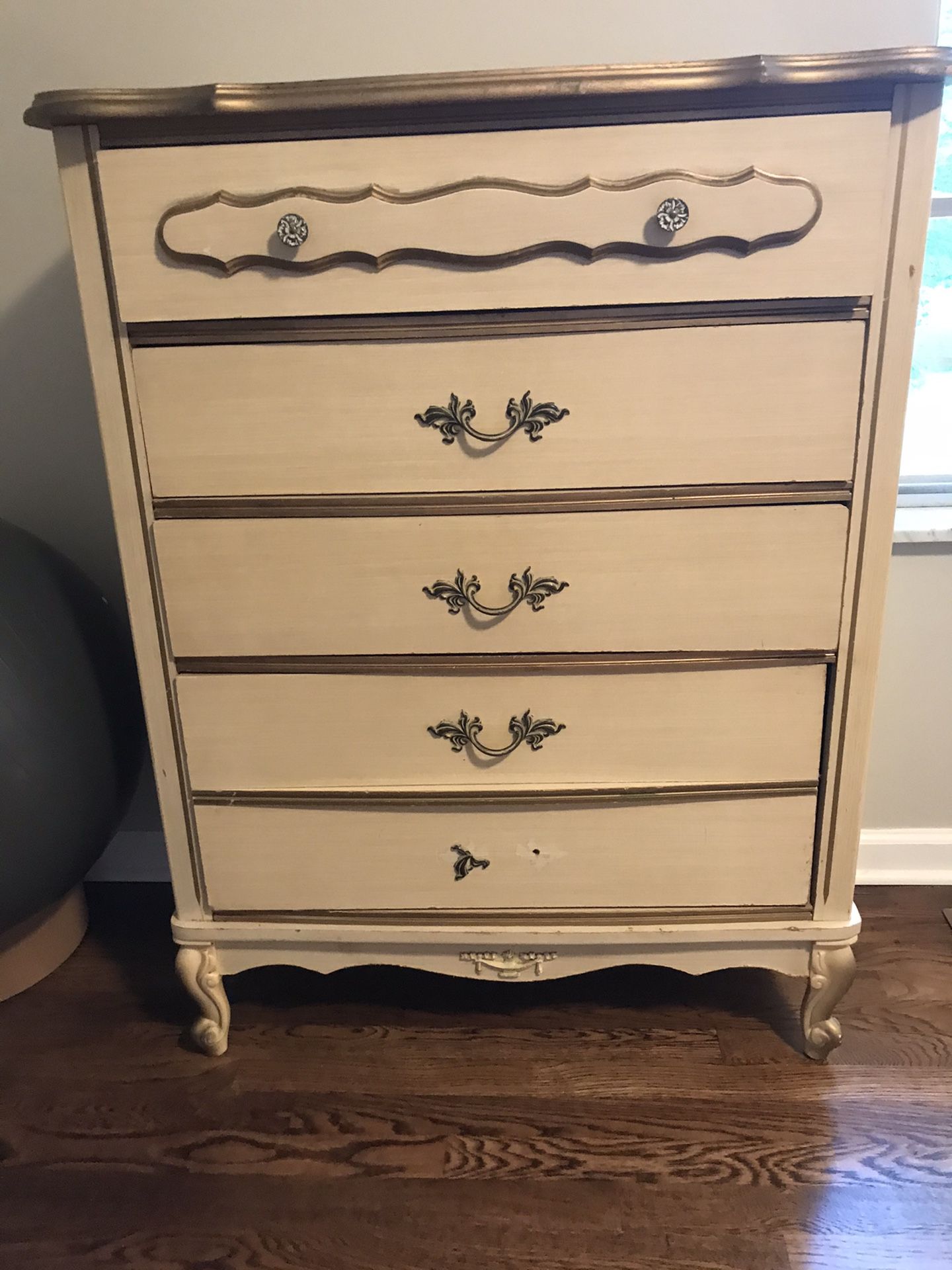 French Provincial Style 4- Drawer Dresser