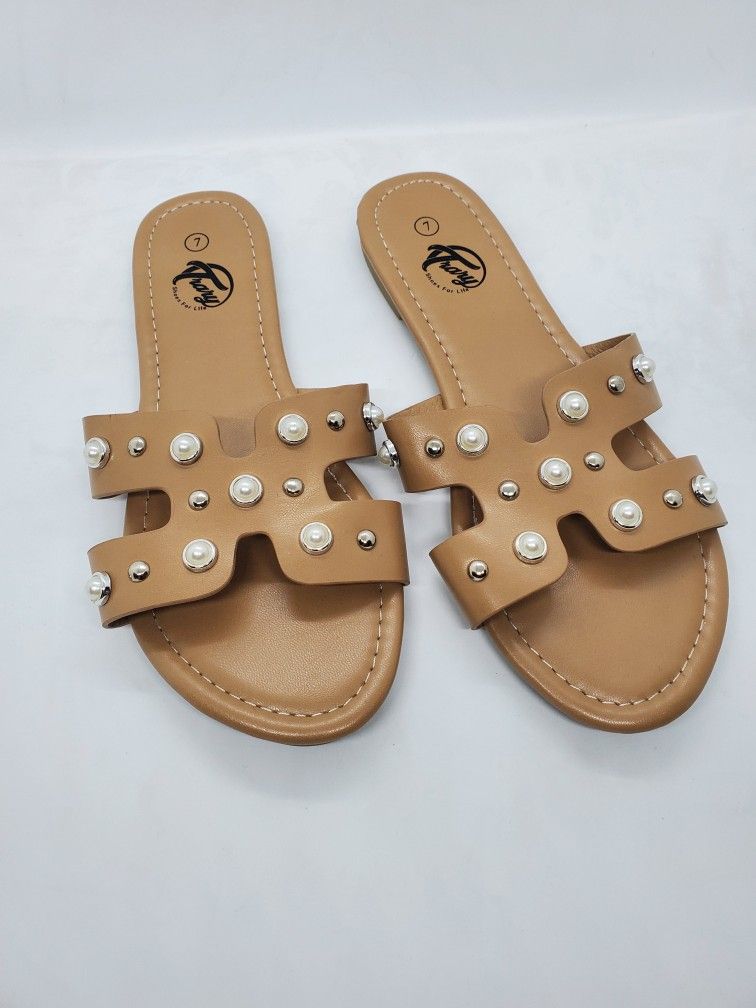 NEW TRARY flats Sandals Flip Flops Shoes 7 Pearl Studs Women's
Size 7
Brand new