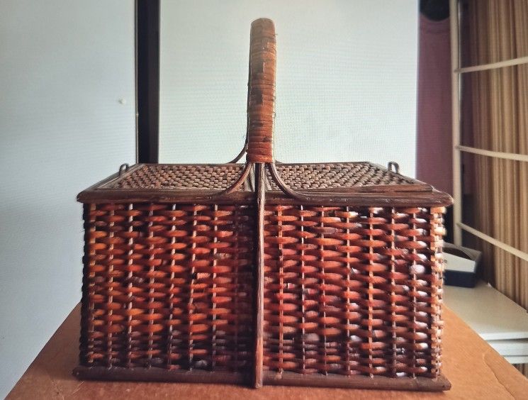 VINTAGE  Rattan Woven Large Traditional PICNIC BASKET 