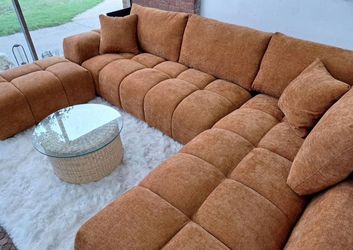 Amber-colored sectional sofa with great comfort. Ask for the total price.