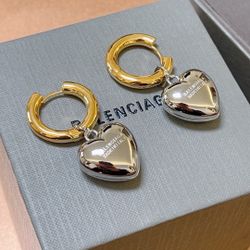 A fashionable love-shaped earring