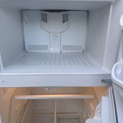 Frigidaire Refrigerator / Refrigerador Frigidaire/ Delivery Available/ Entrega Dispónible 