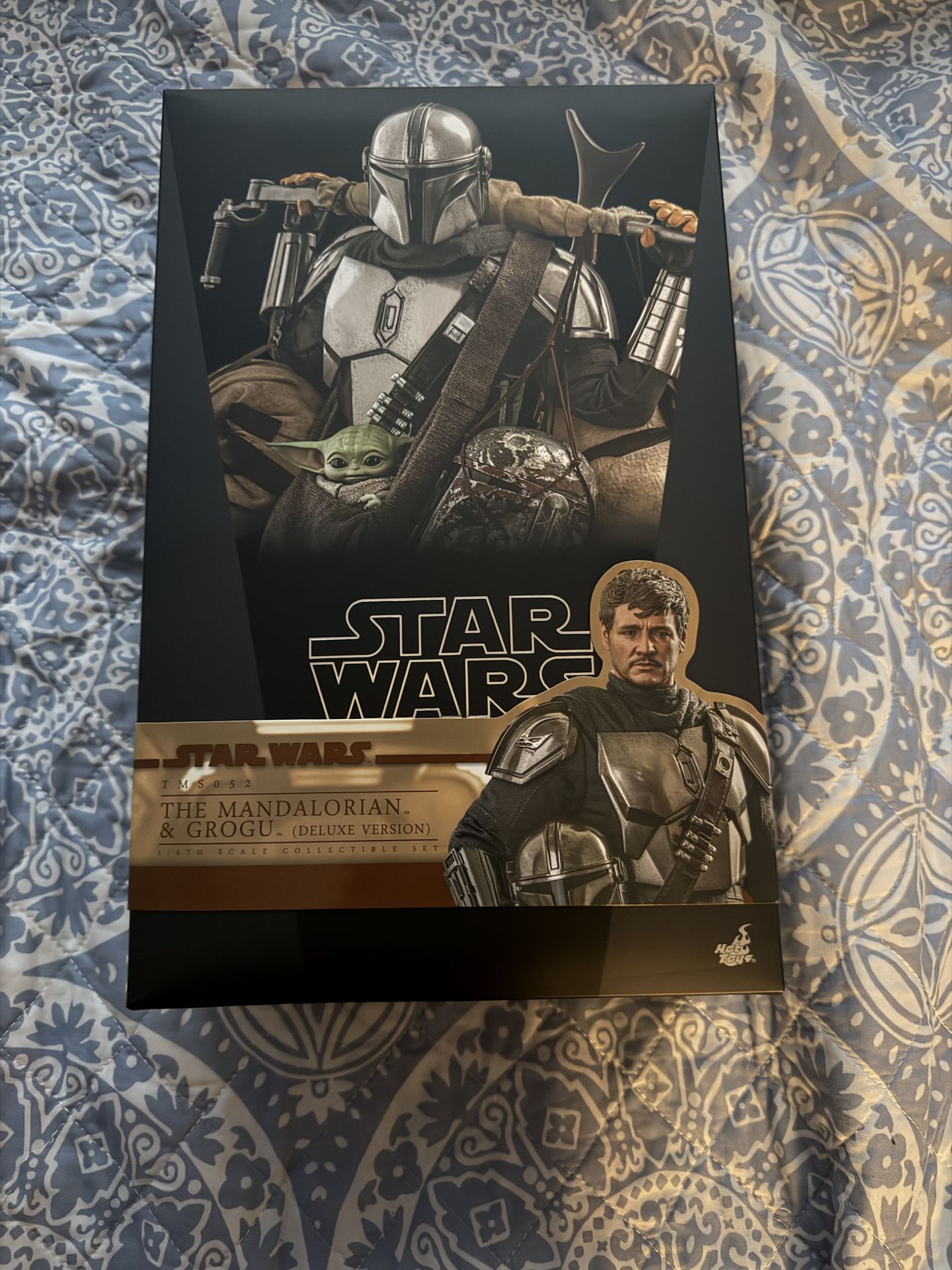 Mandalorian and grogu deluxe hot toy