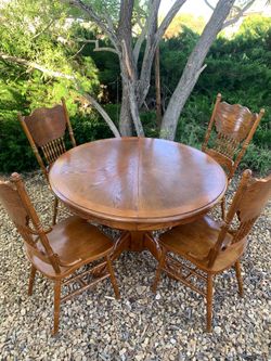 Dinning set in good condition the wood.$225.00