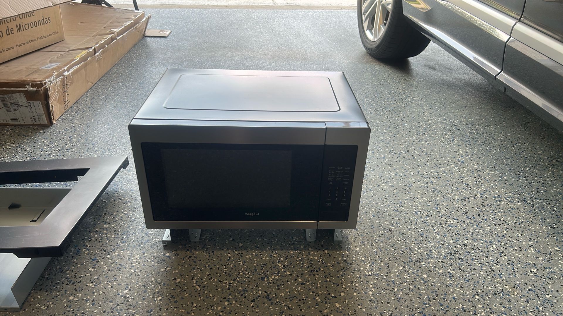 Whirlpool Microwave With Mounting Kit