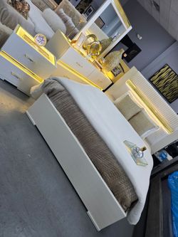 ✨️4pc Queen, King Bedrooms ✨️ Furniture Sectionals, Dining Avail
