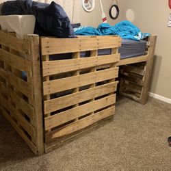 Custom Handmade Pallet Beds 