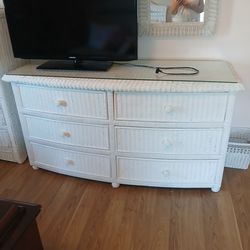 Beautiful white Wicker bedroom set with some glass.
