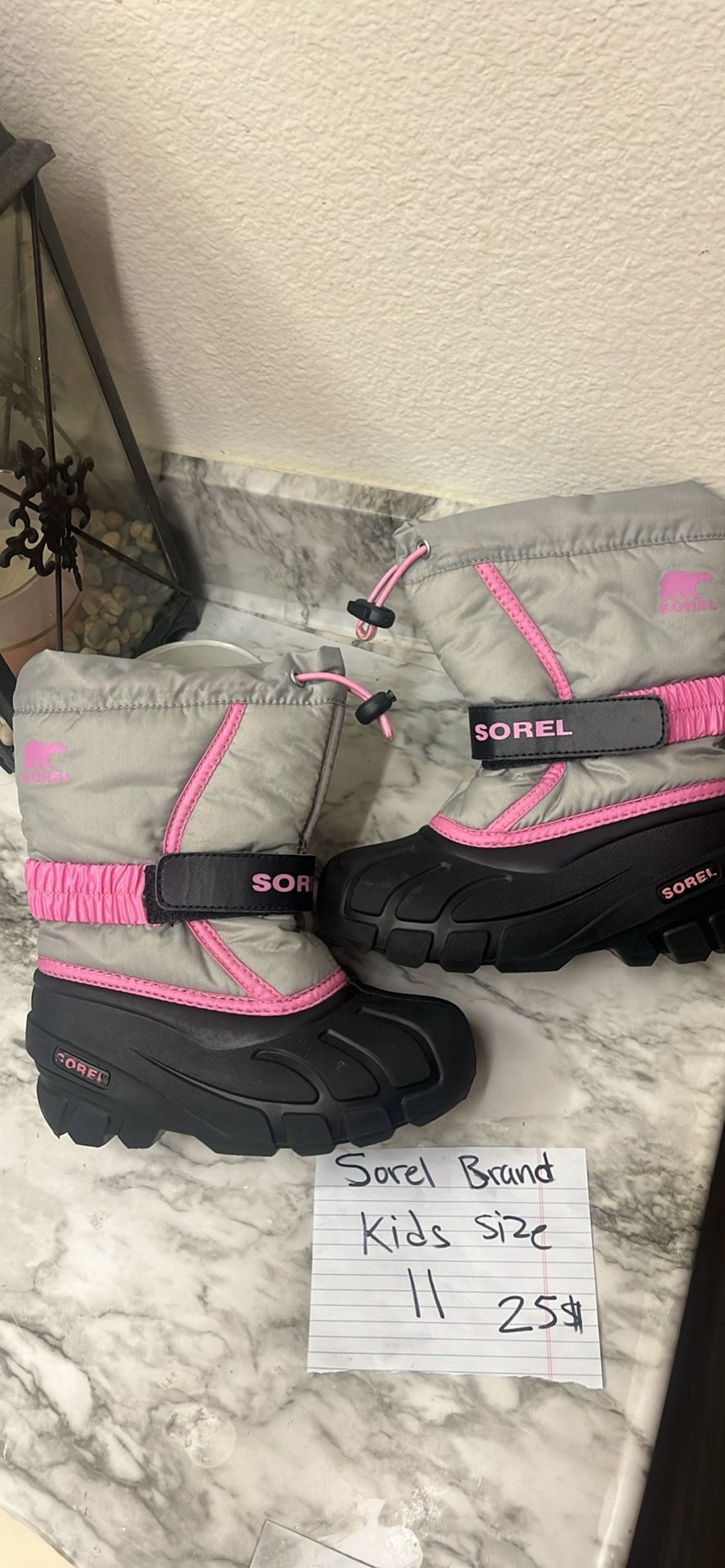 Sorel Girls Snow Boots Size 11 Very Well Insulated excellent condition $25 pick up downtown LA Little Tokyo area