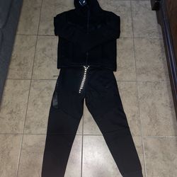 Black Nike tech fleece tracksuit
