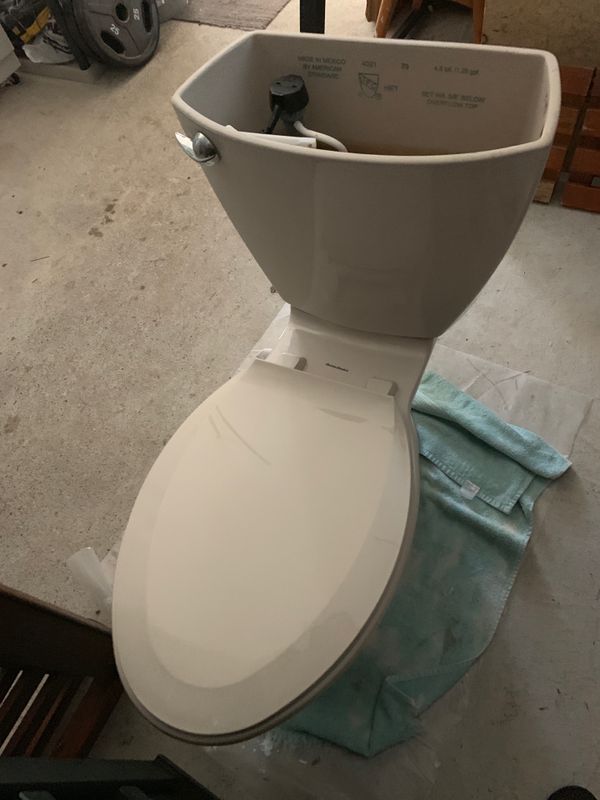 American Standard toilet —cream/almond color for Sale in Virginia Beach