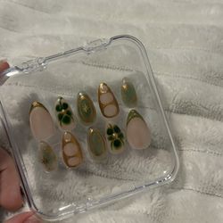 Green Press On Nails With Gold Chrome || french tips, chrome, blooming gel, glitter, green