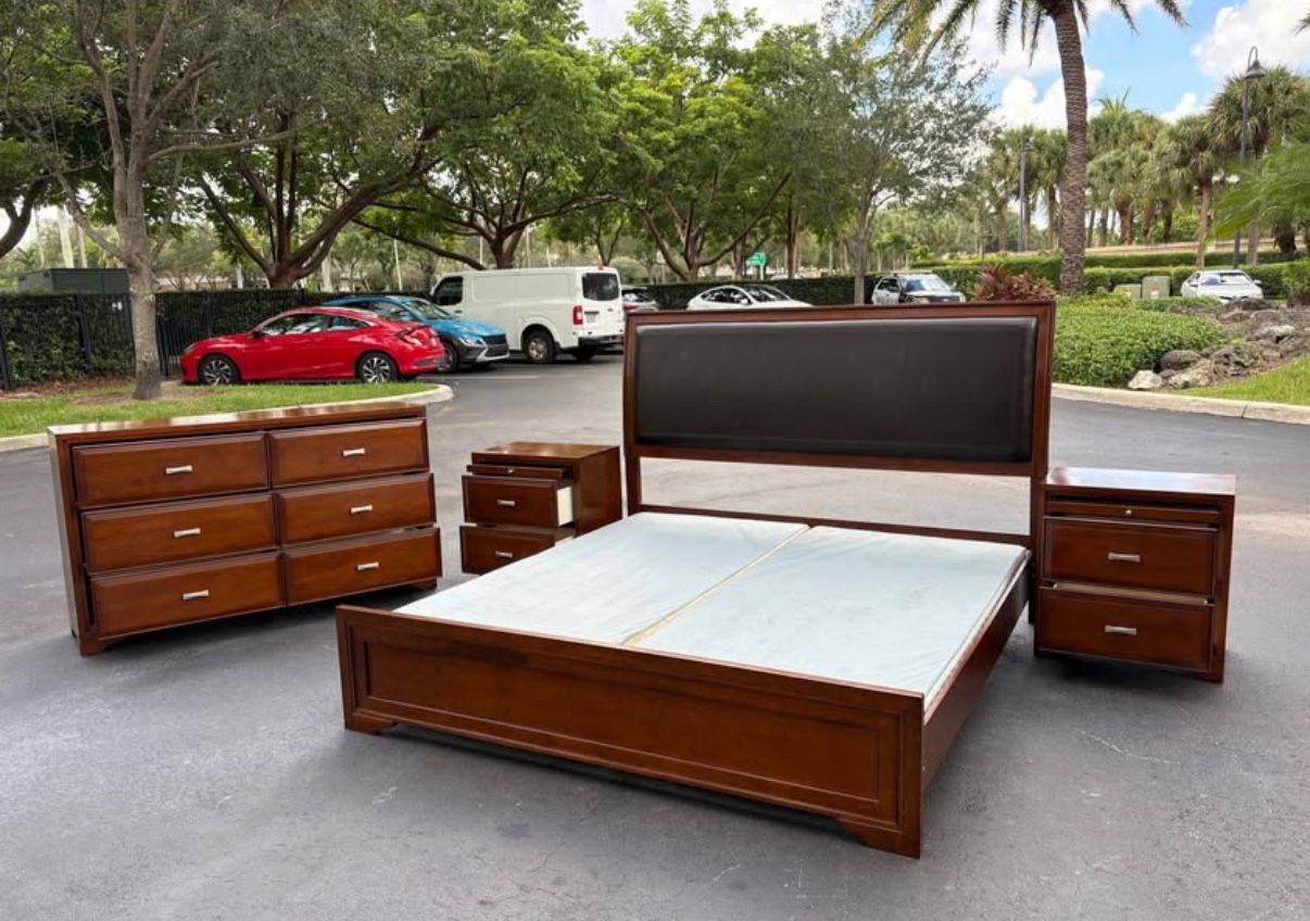 Beautiful Bedroom Set King Size Solid Wood Dark Brown Color In Excellent Condition