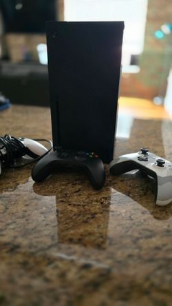 🎮 Xbox Series X 1TB Bundle – 3 Controllers + Games – $650 OBO