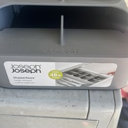 Drawer cutlery organizer holds 48+ pieces