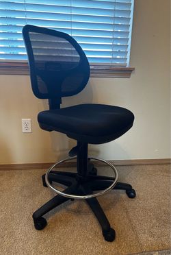 Black Adjustable Office / Desk Chair with Foot Ring – Great Condition