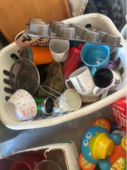 Mixed Kitchen Lot – Mugs, Bakeware & More
