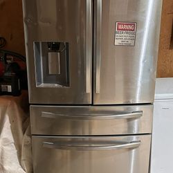 Less Than 1 Yr Old Samsung Ref/Freezer