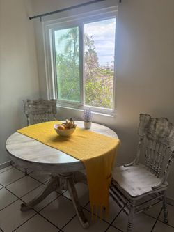 Dining room table & chairs