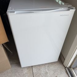 Insignia 2.7 Cu. Ft. Mini Fridge 