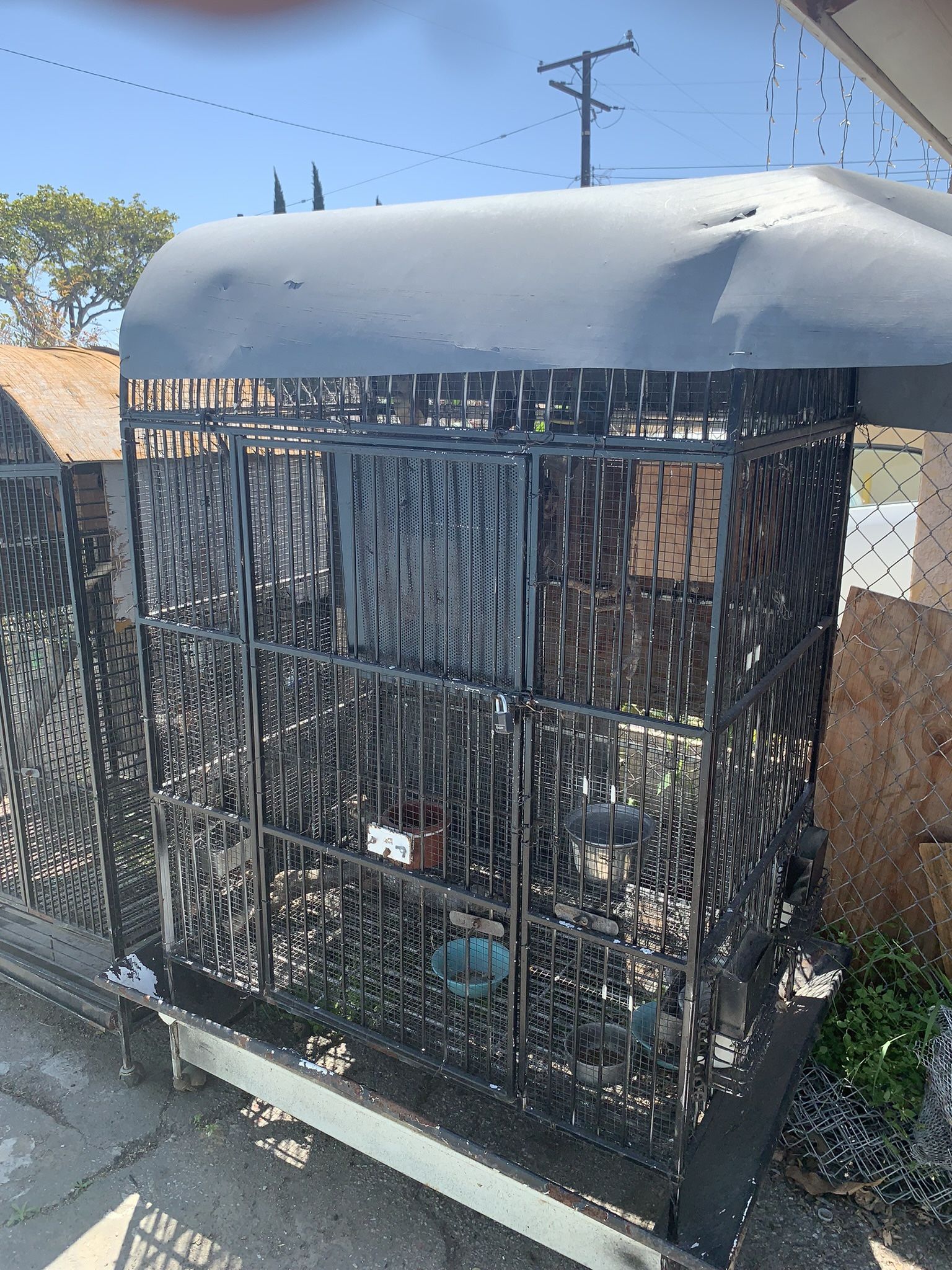 Jaulas   Grandes Negras Tienen Tela De Alambre Chiquito Ok Para Que No Escapen Pájaros Péquenos 