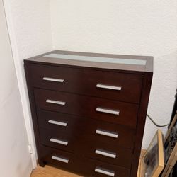 5 Drawer Dresser / Chest of Drawers
