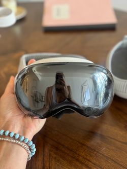 Apple Vision Pro – Like New – Used Only 5 Times