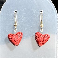 ♥️ Beautiful Asian style red floral carved heart earrings - gold tone metal - made from vintage beads