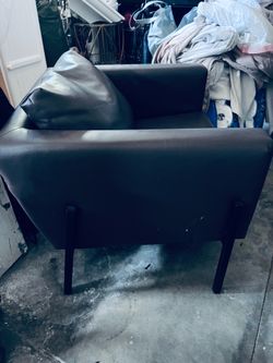 Brown lather lounge chair 1 oc