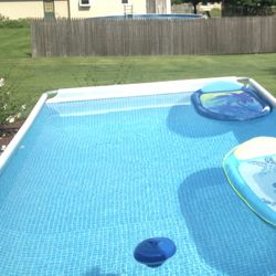 18’ X 9’ Intex Swimming Pool & Filter