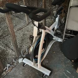 Bisicleta Para Ejersio En Muy Buenas Conditioned Y A Buen Presio $150.00