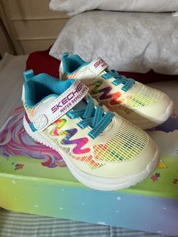 Girls Skechers memory form size 8c kids - new
