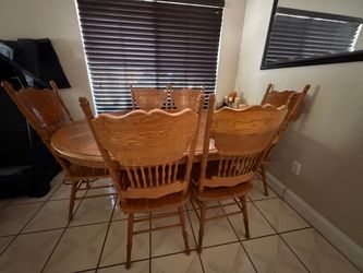 complete dinning set, great condition.