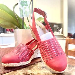 Easy Street Women's Taffy Wedge Sandal, On a narrow footing