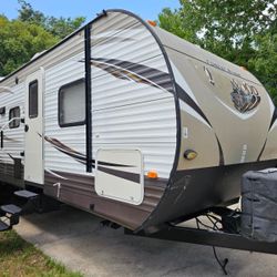 32ft 2016 Camper/rv Clean Tittle 
