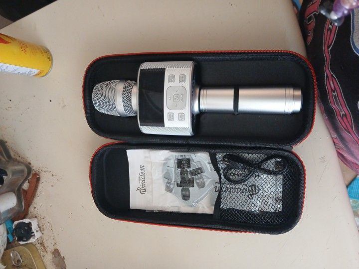 Microphone with speaker