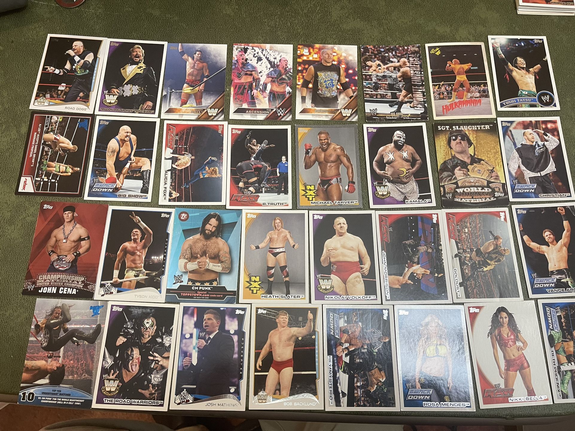 Lot Of 32 Tops WWE Cards