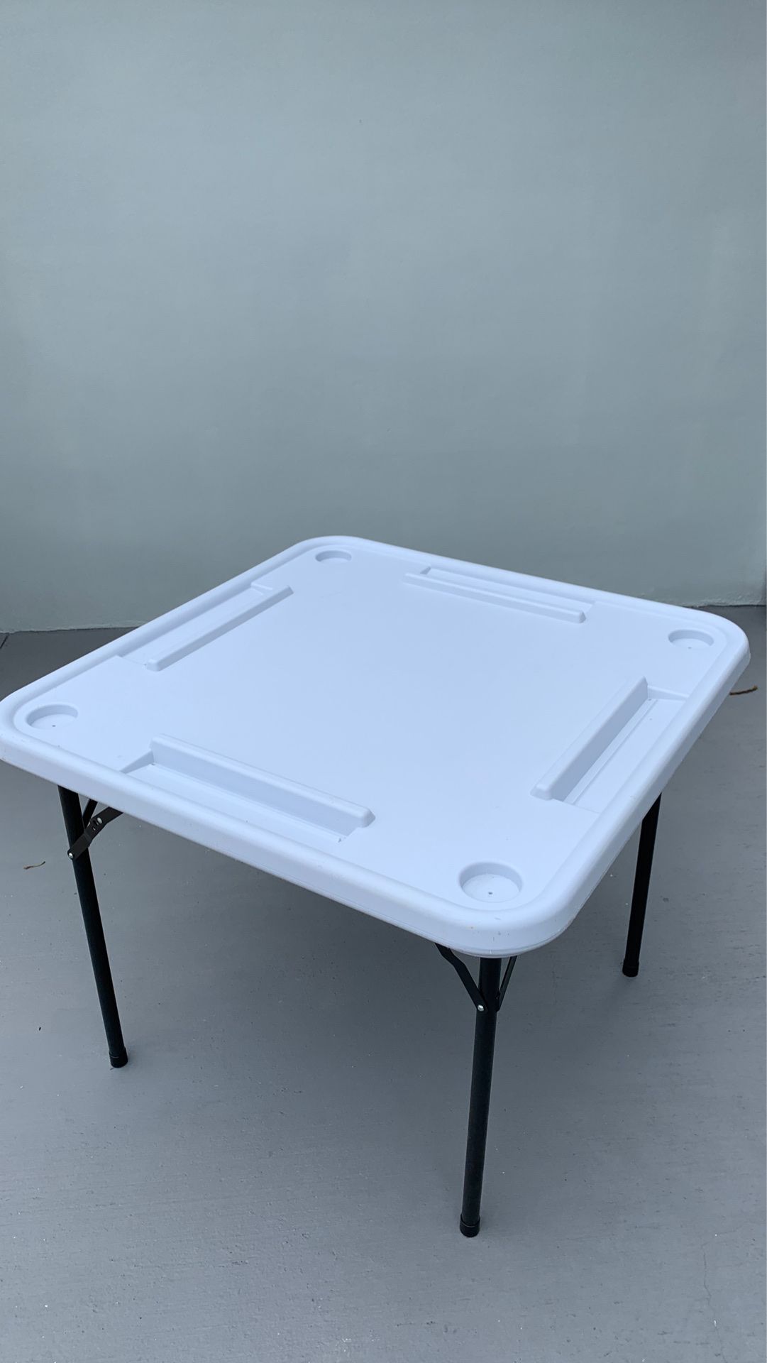 Domino table