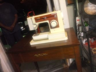 Singer. sewing machine. 6014 and table (Fayetteville ga)