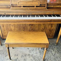 spinet-style piano (upright Piano).