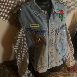 Women’s Spiked Open shoulder Jean Jacket Size Large