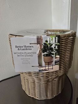 Brand New Woven 12"  Planter With Metal Stand